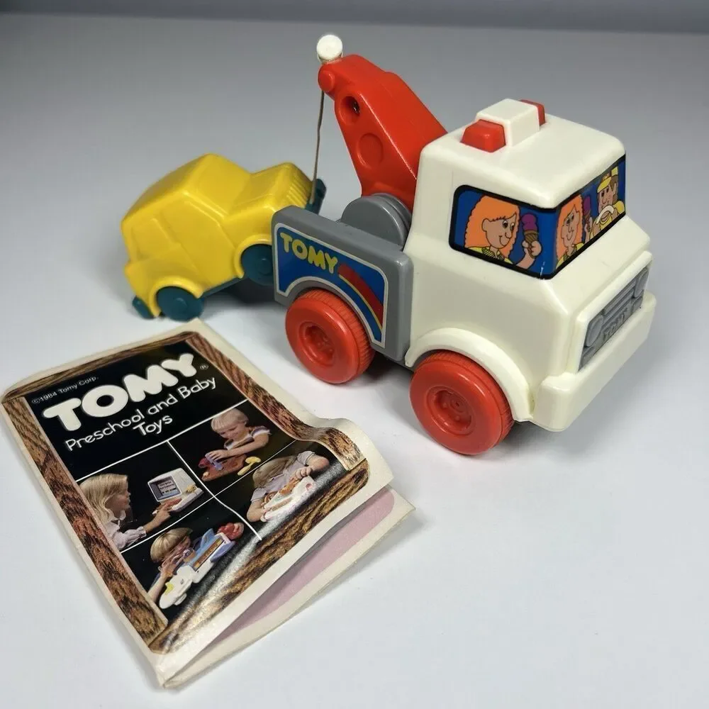 Tomy Pull-Away Toy Tow Truck Vintage 1984 No. 1043 Complete With Box & Booklet